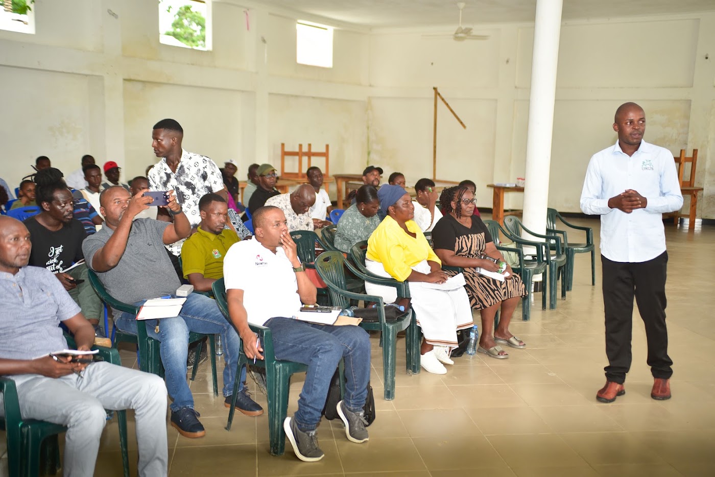 Mwezeshaji akifundisha washiriki wa semina iliyopita ukumbini